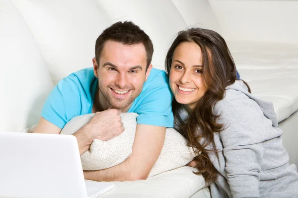 Casal feliz com laptop — Fotografia de Stock