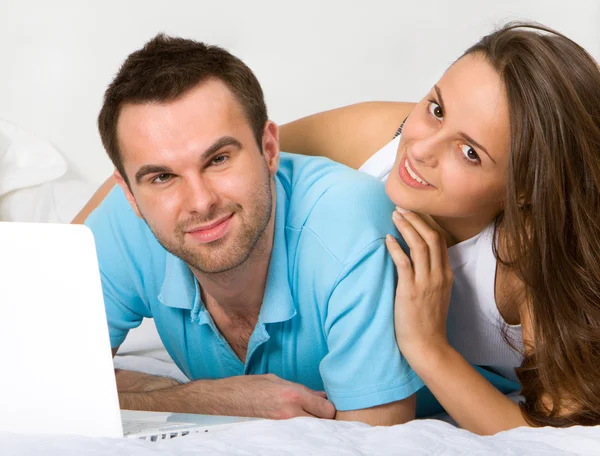 Couple with laptop in bedroom — Stock Photo, Image