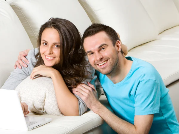 Young couple with laptop — Stock Photo, Image