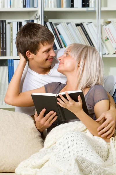 Reading together — Stock Photo, Image
