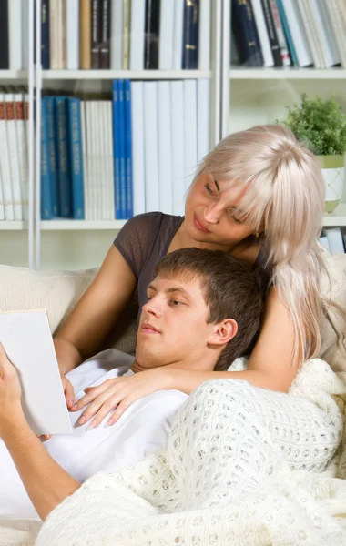 Leitura de casal em casa — Fotografia de Stock