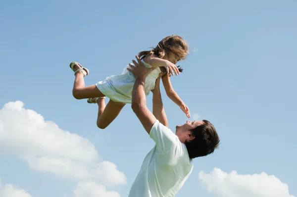 Vater Und Tochter Gegen Den Himmel — Stockfoto