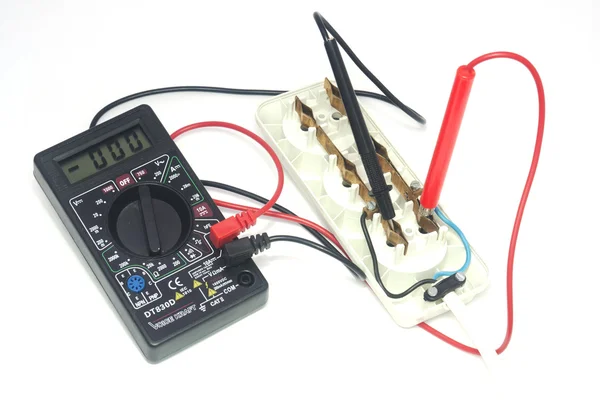 Meting Van Stress Gedemonteerde Stopcontact Met Een Voltmeter — Stockfoto