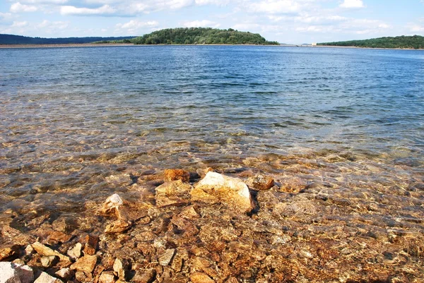 Malebné jezero v létě — Stock fotografie