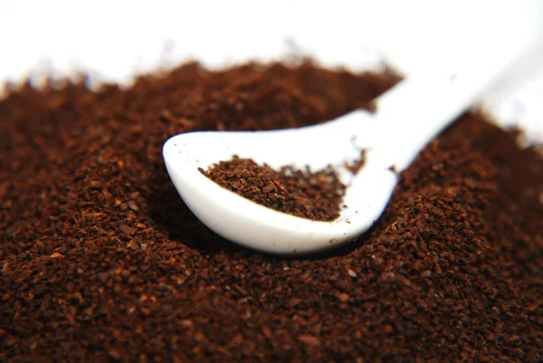 Granulat av snabbkaffe i sked — Stockfoto