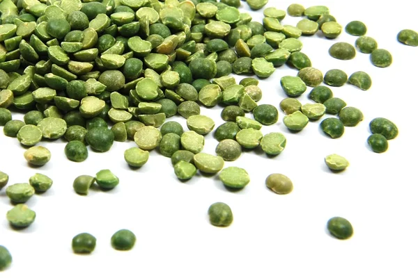 白い背景の上の緑の乾燥エンドウ豆の山のイメージ — ストック写真