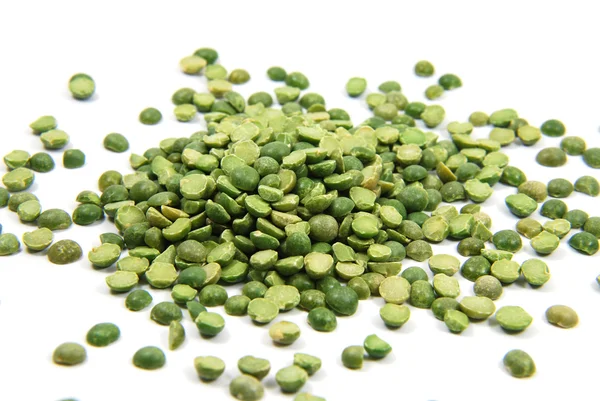 白い背景の上の緑の乾燥エンドウ豆の山のイメージ — ストック写真