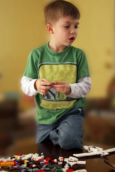 Маленький Мальчик Пытается Выяснить Блок Модуль Стоковая Картинка