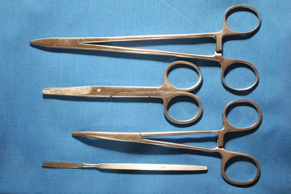Четыре Различных Хирургических Инструмента — стоковое фото