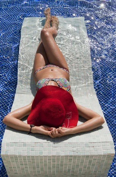 Sexy Schöne Frau Bikini Entspannt Sich Blauen Pool — Stockfoto