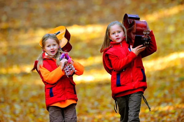 Szkoły Wieku Dziewczyny Wiolonczela Gitara Lesie Jesienią — Zdjęcie stockowe