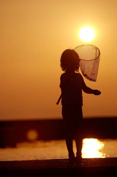 Pesca menina no por do sol — Fotografia de Stock