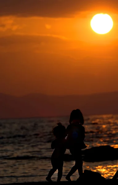 Bambini al tramonto — Foto Stock