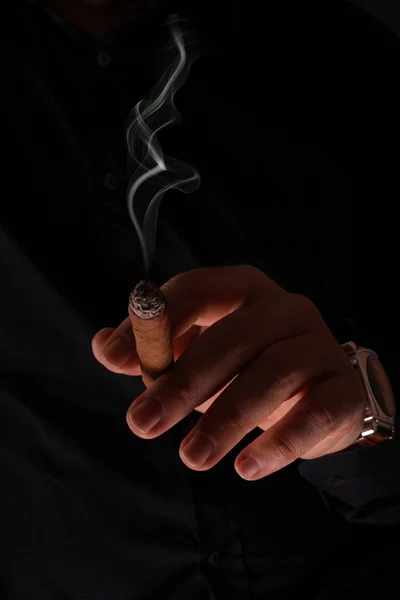 時間で 人間の手を保持喫煙葉巻 — ストック写真