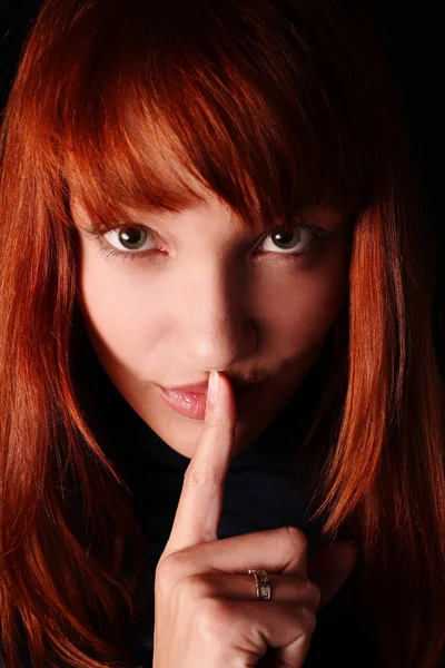 可沉默一个化妆红头发青年美容青年谜绿色的眼睛巫师魔法沉默的嘴唇 一根手指 — 图库照片