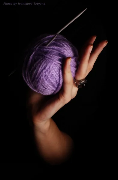 Мяч нитей в руке — стоковое фото