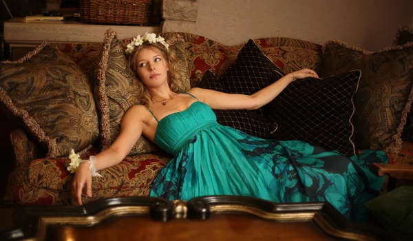 Den tjej som har en vila på en vacker soffa — Stockfoto
