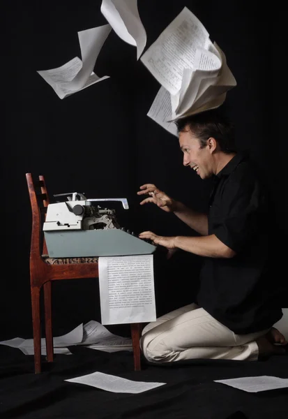 Der Schriftsteller Druckt Selbstlos Auf Der Schreibmaschine Und Blätter Fliegen — Stockfoto