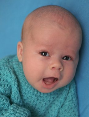 Şarkı söyleyen bebek. (Küçük derinliği netlik)