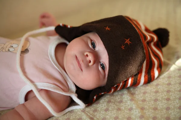 Bebé Está Vestido Con Una Gorra Invierno — Foto de Stock