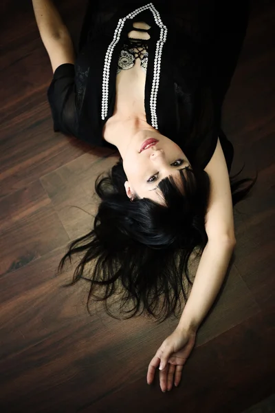 床の上の美しいセクシーな女性の肖像画 — ストック写真