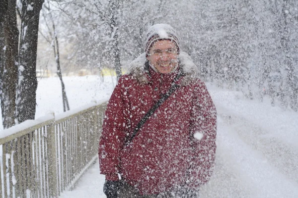 Persona Strada Città Durante Una Nevicata — Foto Stock
