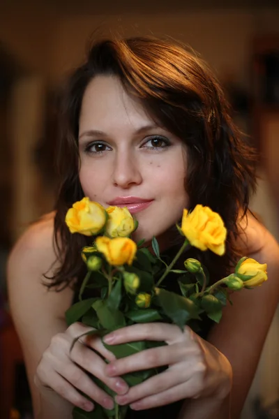Den vackra flickan med en massa blommor — Stockfoto