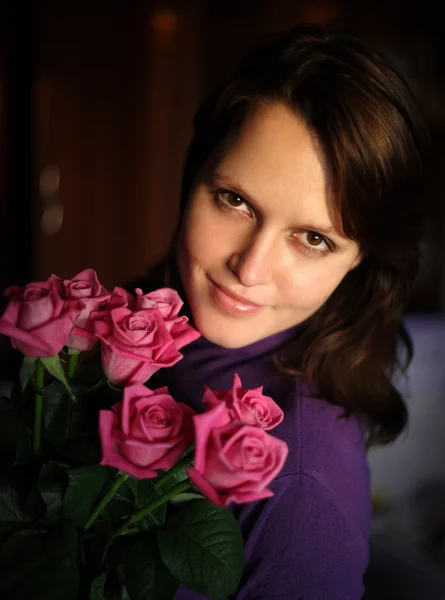 Retrato Menina Com Buquê Rosas Rosa — Fotografia de Stock