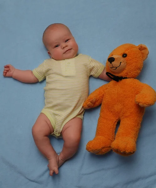 Il bambino e un orsacchiotto — Foto Stock