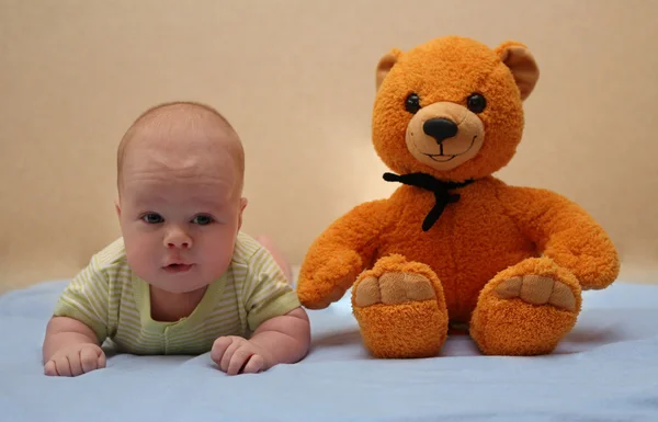 El bebé y un osito de peluche — Foto de Stock