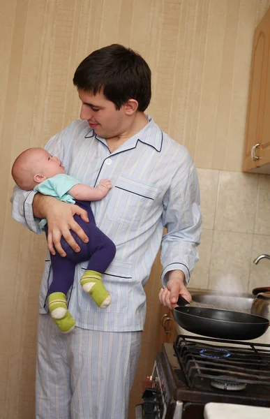 Cares of the young father — Stock Photo, Image