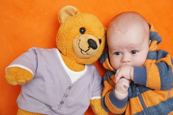 The boy and bear — Stock Photo, Image