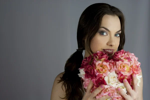 Schönes Mädchen Mit Einem Großen Blumenherz — Stockfoto