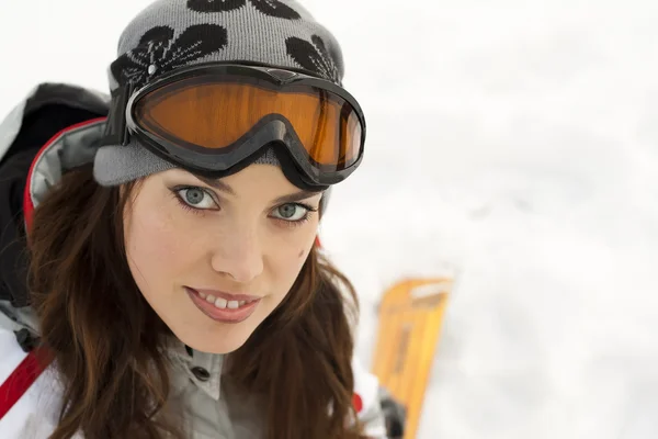 Όμορφη Κοπέλα Σκι Κοστούμι Και Μάσκα Στο Χιόνι — Φωτογραφία Αρχείου