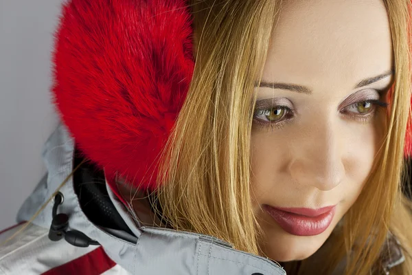 Mujer Con Chaqueta Deportiva Auriculares Rojos Estudio — Foto de Stock