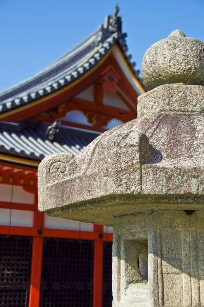 日本的寺院提灯寺在背景下 采取在一月京都 Kyomizu — 图库照片
