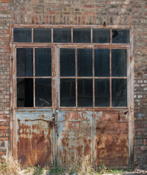 Porta da fábrica velha — Fotografia de Stock