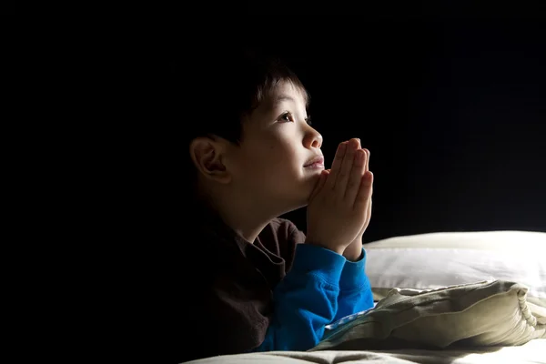 Menino Diz Suas Orações Pouco Antes Dormir — Fotografia de Stock