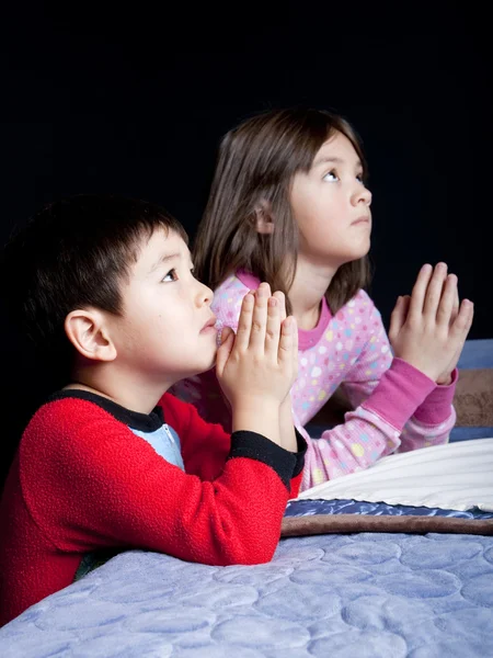 Bruder Und Schwester Sprechen Kurz Vor Dem Schlafengehen Ihre Gebete — Stockfoto