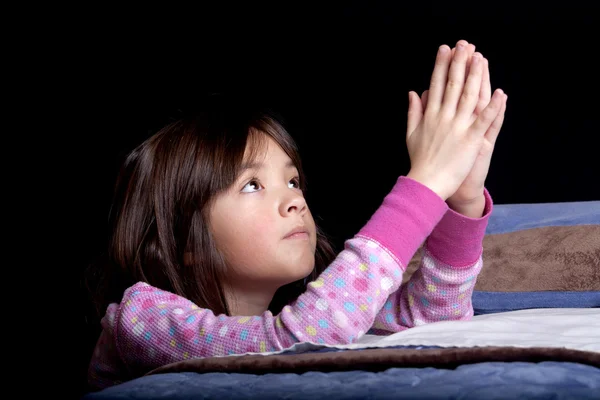 Vor dem Schlafengehen zu Gott beten. — Stockfoto