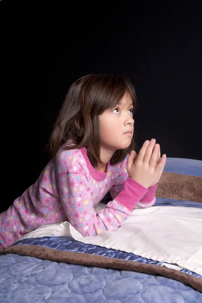 Ein Junges Mädchen Spricht Kurz Vor Dem Schlafengehen Ihre Gebete — Stockfoto