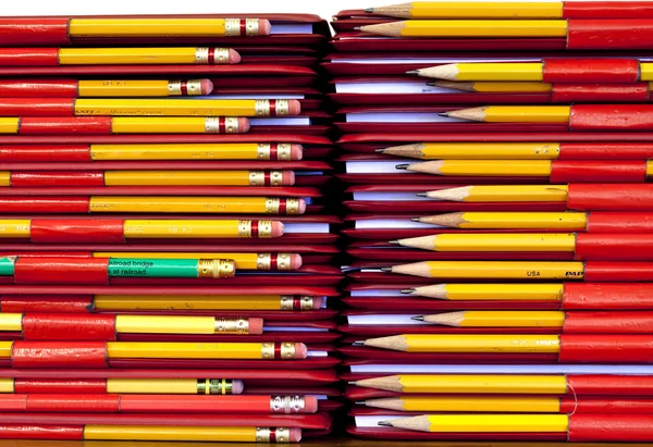 Hromádky pojiv a tužky. — Stock fotografie