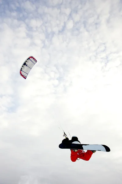 Vangen van de lucht op een sneeuw kite. — Stockfoto