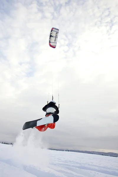 雪のカイトボーダーの空気をキャッチ. — ストック写真