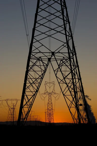 高功率线塔中的夕阳 — 图库照片