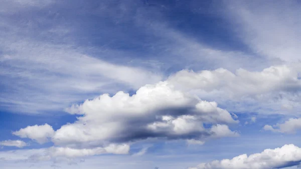 Piękny Widok Niektórych Niebieskich Patrzšc Chmury — Zdjęcie stockowe