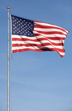 büyük ölçüde karşı parlak mavi gökyüzü uçan Amerikan bayrağı.