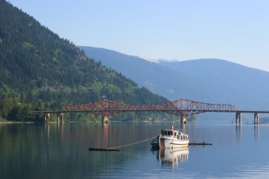 kootenay Gölü'nün Batı kolundaki demirli balıkçı teknesi.