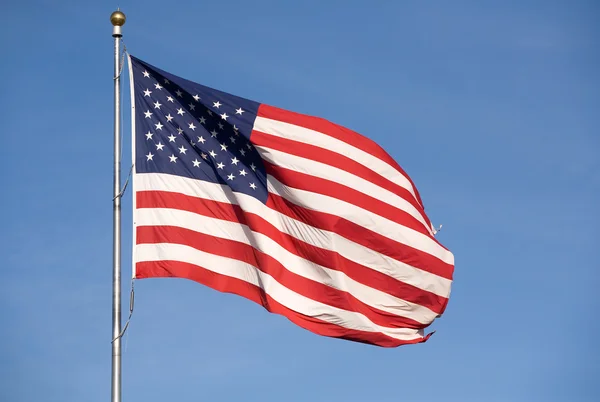 De Amerikaanse vlag zwaaien in de lucht. — Stockfoto