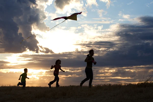 Ein Kleiner Junge Zielt Mit Seinem Drachen Den Himmel — Stockfoto